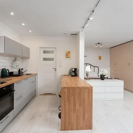 Rakowicka Superior By Bookinghost *